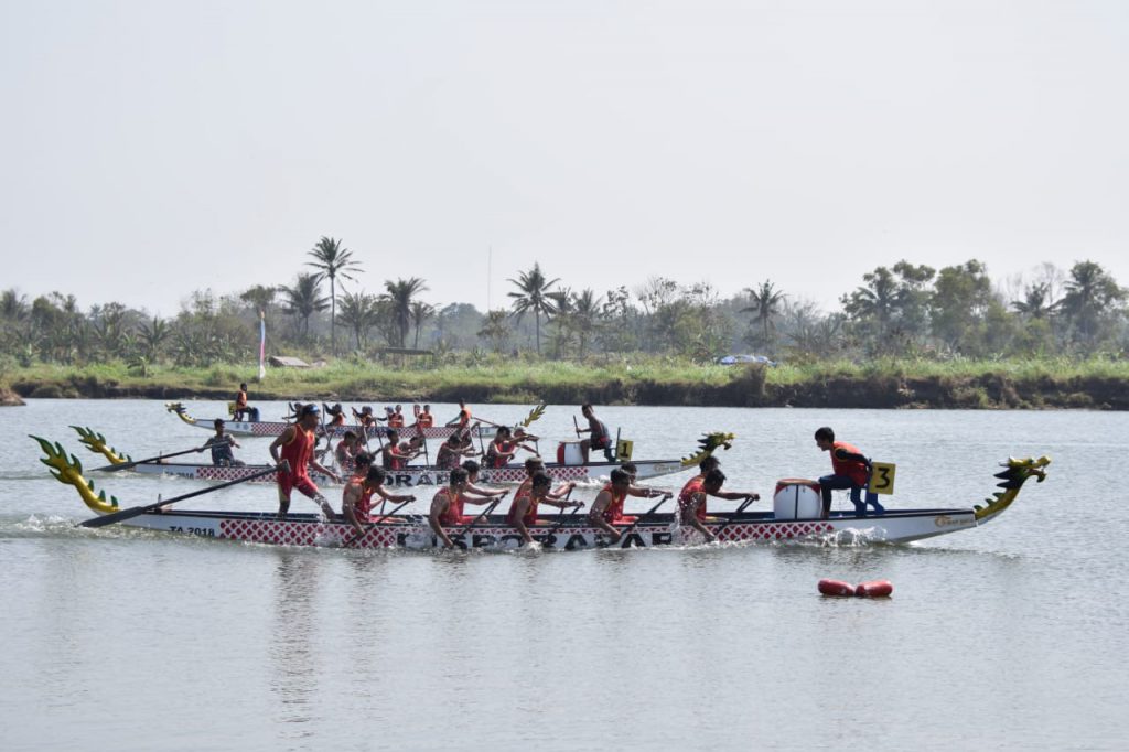 Para Peserta Festival Perahu Naga Berlomba Menjadi yang Tercepat